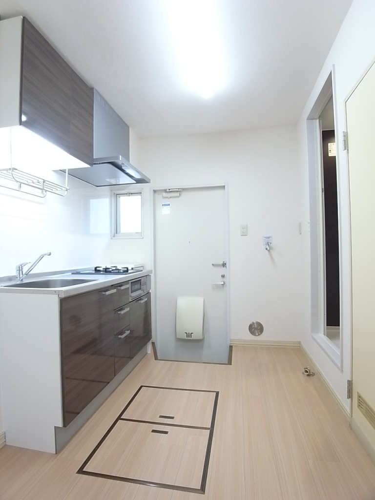 キッチン手前に冷蔵庫を置くことになります。洗濯機置場は玄関ドアの右手。