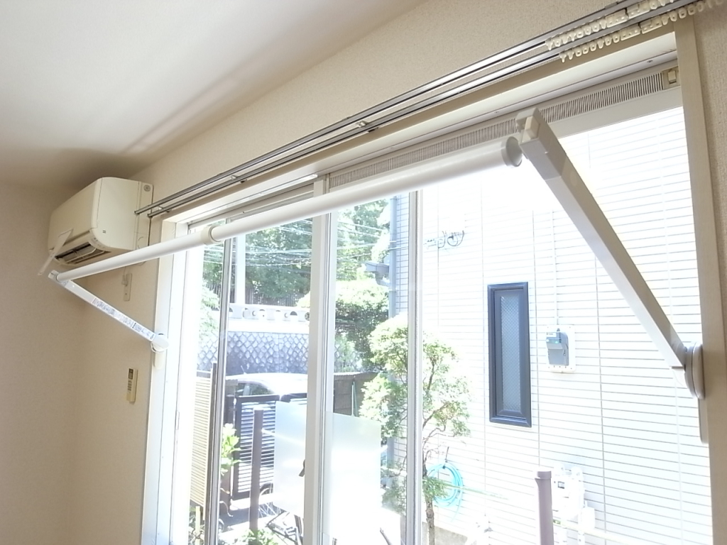 雨の日にも重宝する室内物干し具！