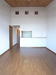 正方形に近いリビングは11帖！