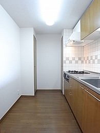 大き目の食器棚も入るキッチンスペース！