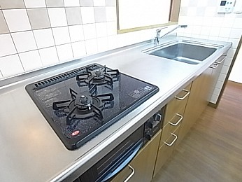 システムキッチンガス2口グリル付き。