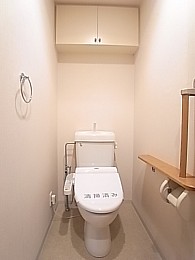 温水洗浄便座付きのトイレ。
