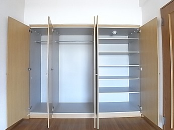洋室の収納。一面あるので収納力が高い！