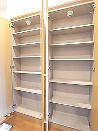 廊下の収納棚。これだけでもあると助かります。
