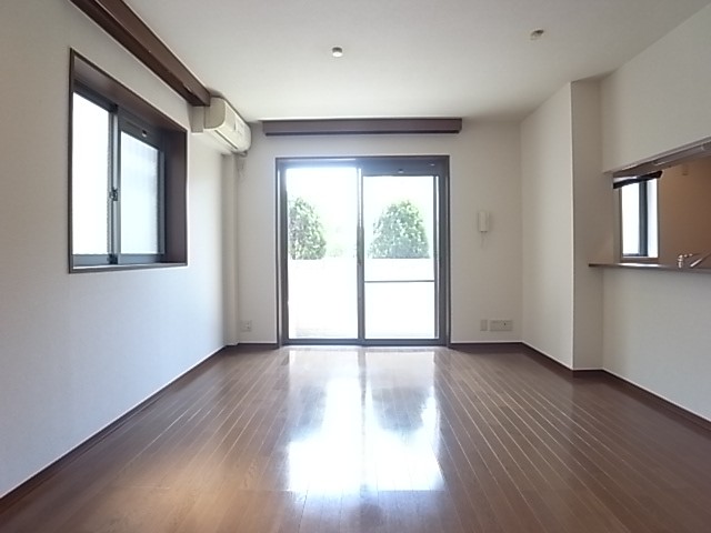 1階でも明るく日がさすリビング　幅（狭）263　広（315）×奥450（収納一により変化）