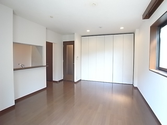 リビングと居室を分けるのは可動式収納。