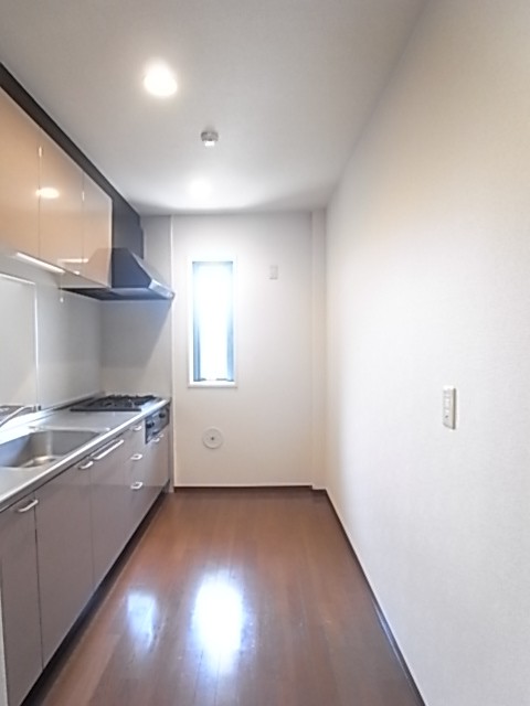 窓付きのキッチン。大型の食器棚や冷蔵庫も置けます！幅343×奥132×高240