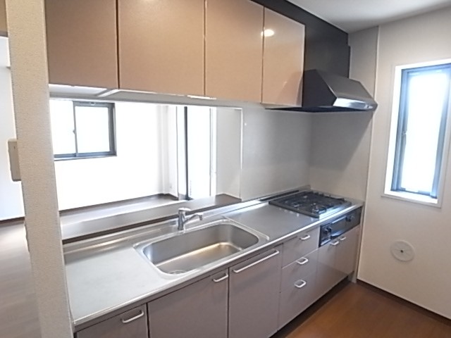 収納豊富なシステムキッチン！　幅238×奥61