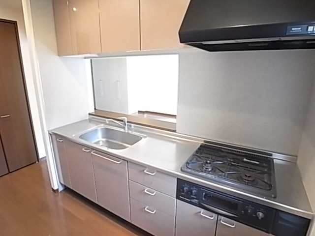 システムキッチンガス3口グリル付き！シンクも広い！
