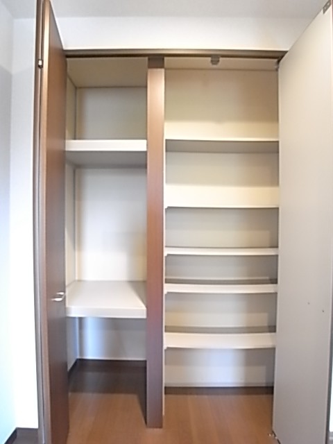 キッチンの収納。食料庫になります！