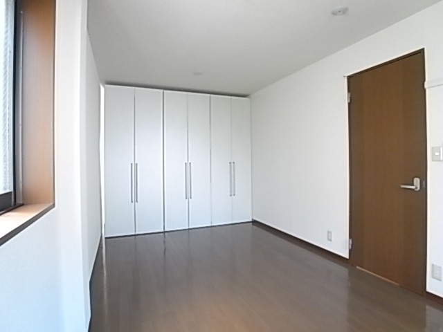 可動式収納を手前に持って来ればリビングを広くできます！