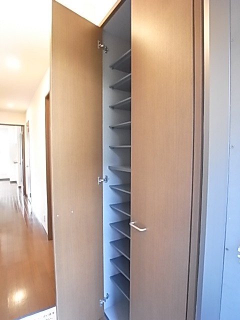 下駄箱も大きい！全13段で高さの調節も可能！傘立て部分もあります！幅78×奥35×高220