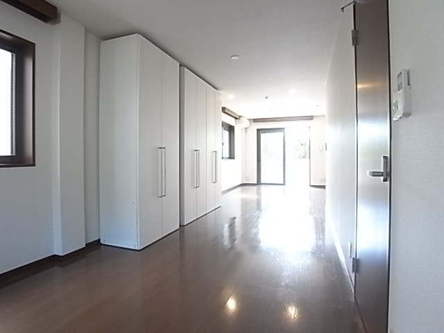 可能式収納を壁に寄せれば特大20帖のワンルームに変身！奥行940