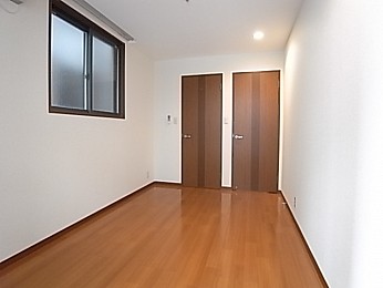 落ち着いたブラウンのフローリング！