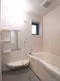 換気窓もついた一日の疲れを癒すバスルーム。