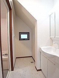 洗面脱衣所。奥は洗濯機置場になっています。