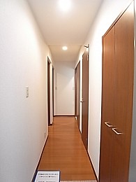 玄関から洋室方面を撮影しました。