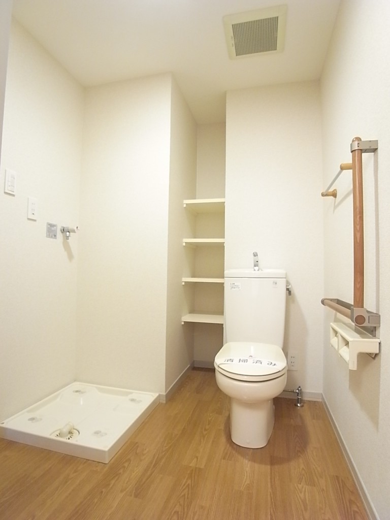 脱衣所はトイレと洗濯機置場が同スペース。ゆとりの空間！