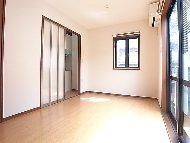 洋室とキッチンの間仕切りは明かりを通すスライドスクリーン