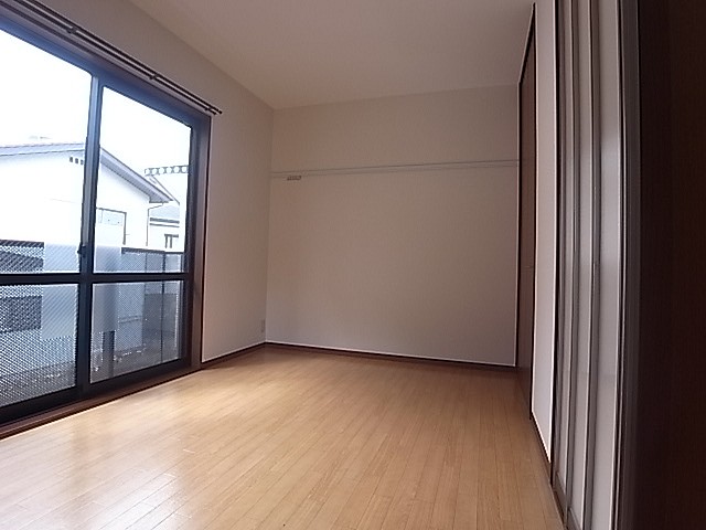 ２面採光で明るい洋室！