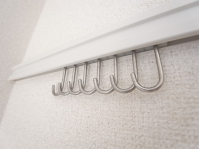 着かけの服などもかけられるフック！