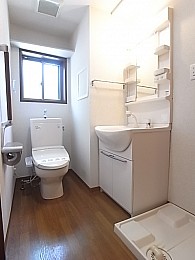 洗面脱衣所は洗濯機置場、トイレ、洗面台が一緒です。