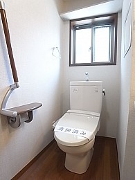 トイレには明り取りの窓がついています！もちろん換気もできます！
