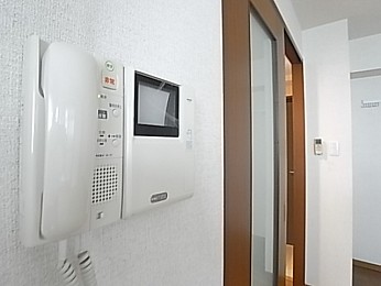 来客はまずモニターホンで顔を確認！