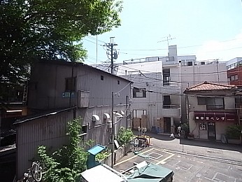 東南方面の眺望。　キッチンの窓から撮影。