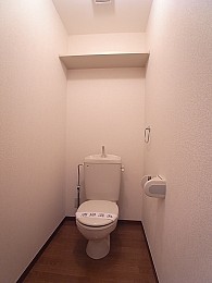トイレは上部に棚有り！