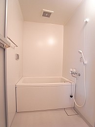 追い焚き機能付きの浴室。一日の疲れを癒して下さい♪