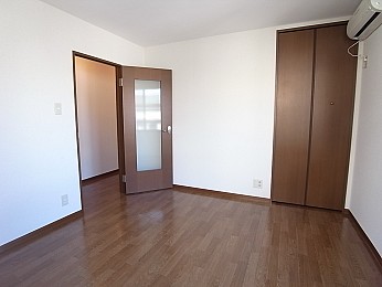 北東角のお部屋なので朝から日が入ります！