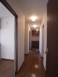 玄関から室内方向を撮影！