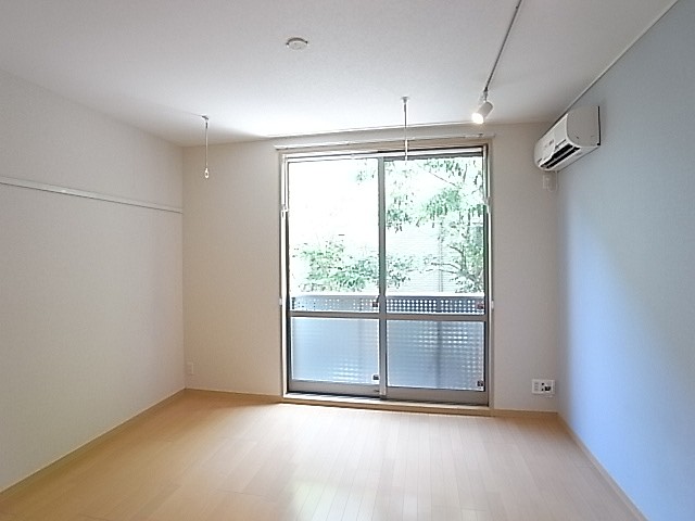 南向きの洋室で日当たり良好です！