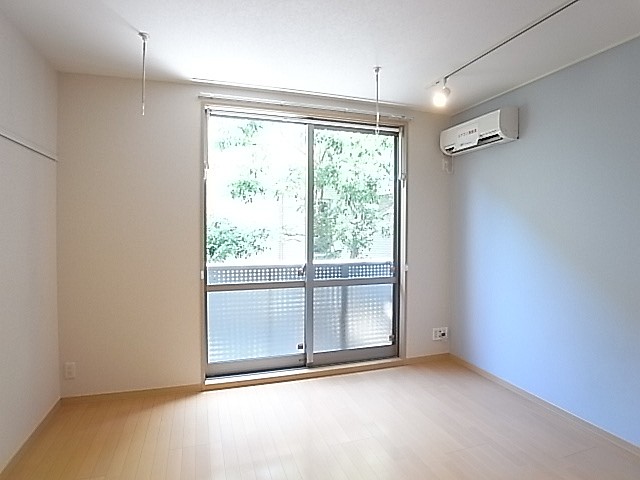 窓際天井には室内物干し具がついて大変便利！