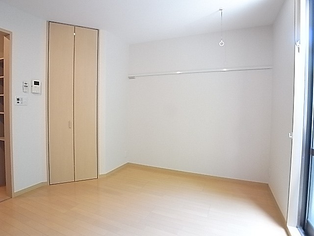 ナチュラル色のフローリングと建具で温かい色合い！