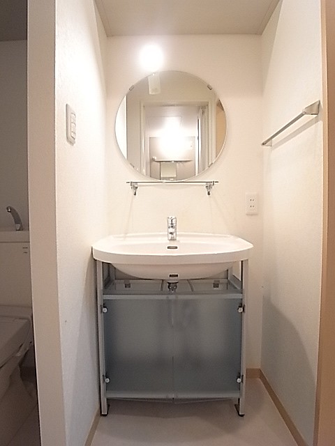 丸型ミラーを配した洗面台がオシャレ！