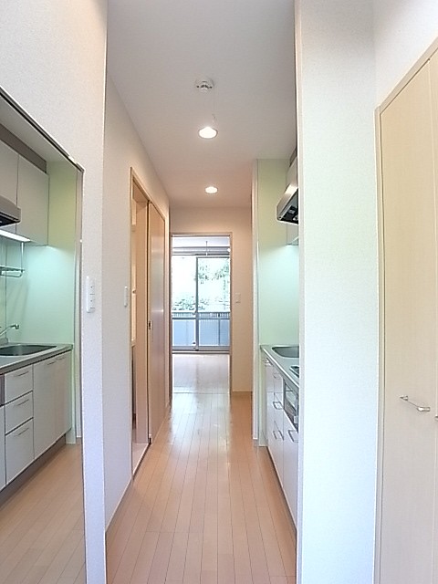 玄関から洋室を見た写真です！玄関にミラーがあるのが便利！