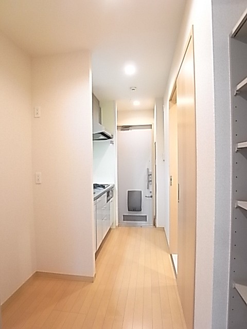 洋室から玄関を見た写真です！