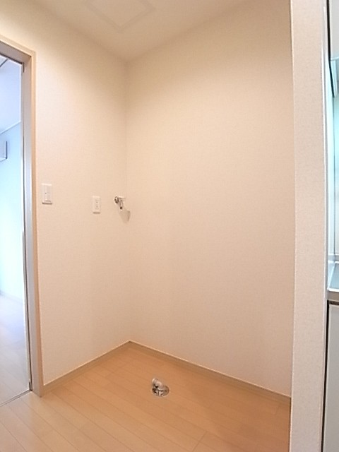 冷蔵庫と洗濯機置場。スペース十分！