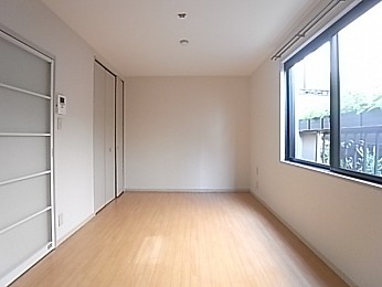 横長のお部屋は家具の配置がしやすく使いやすい！【写真はリノベーション前のもの】