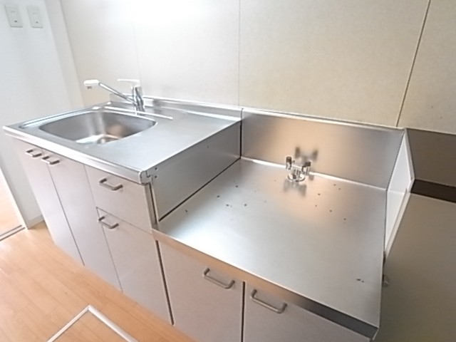 グリル付2口ガスコンロ設置予定【写真はリノベーション前のもの】