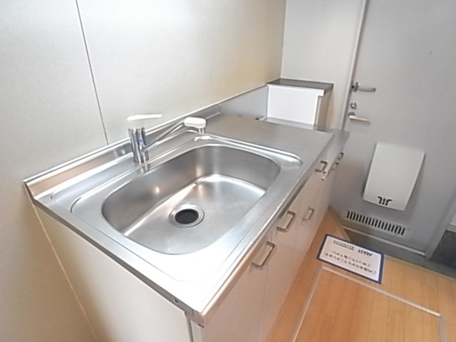 キッチンシンクも大きく洗い物が楽々♪【写真はリノベーション前のもの】