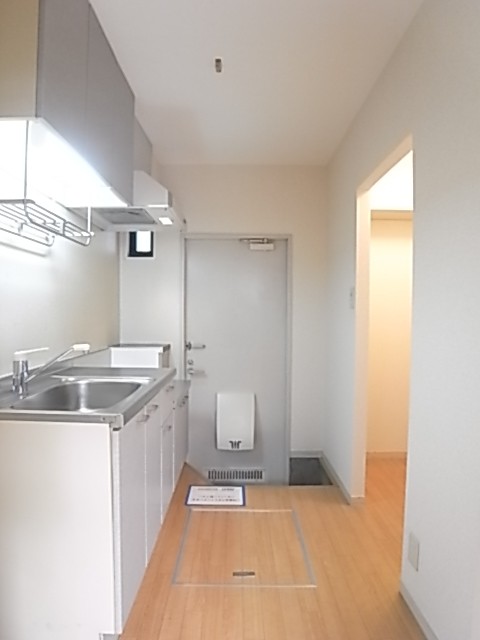 お部屋から玄関を撮った写真。【写真はリノベーション前のもの】