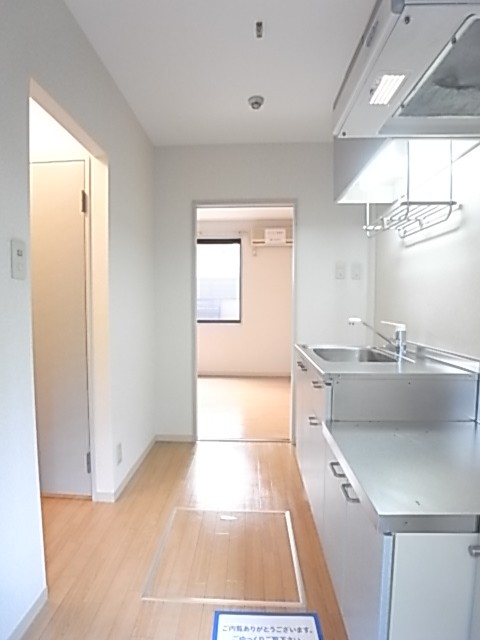 玄関を入るとこんな感じです。【写真はリノベーション前のもの】