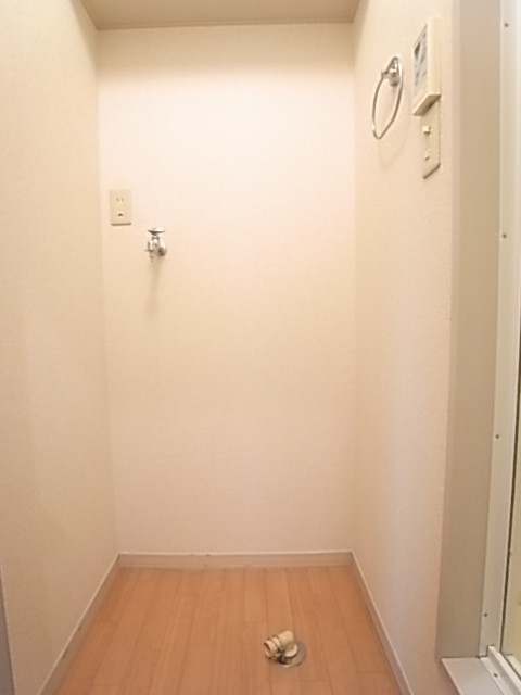 洗濯機置場。【写真はリノベーション前のもの】