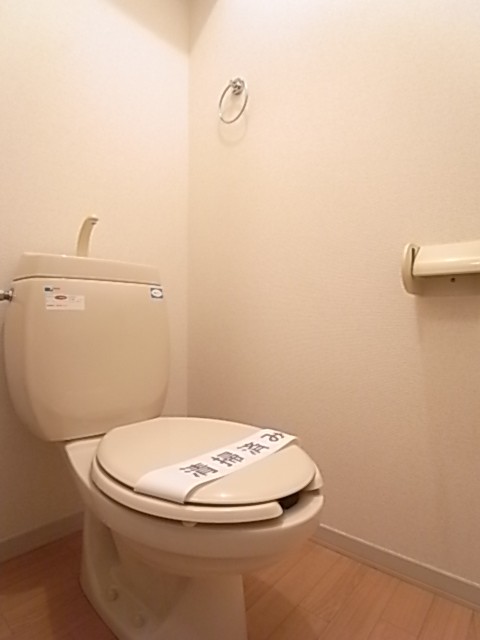 温水洗浄便座へ変更予定。清潔感があります。【写真はリノベーション前のもの】