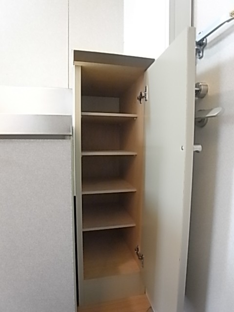 下駄箱【写真はリノベーション前のもの】