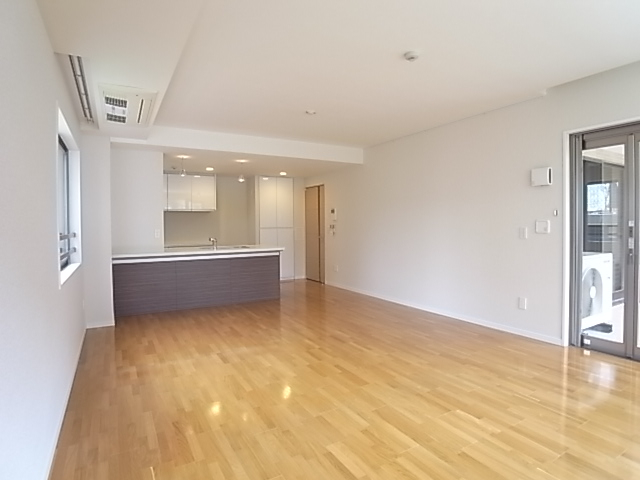 右手に見える窓を開ければバルコニーとリビングがつながります！