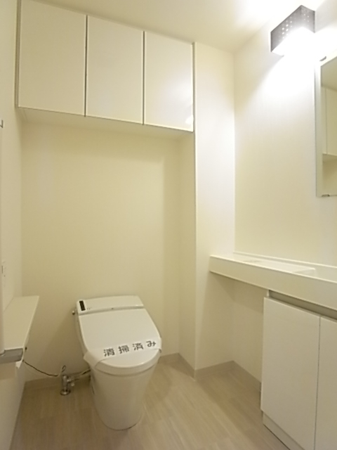 収納棚、手洗までついたスタイリッシュなタンクレストイレ！